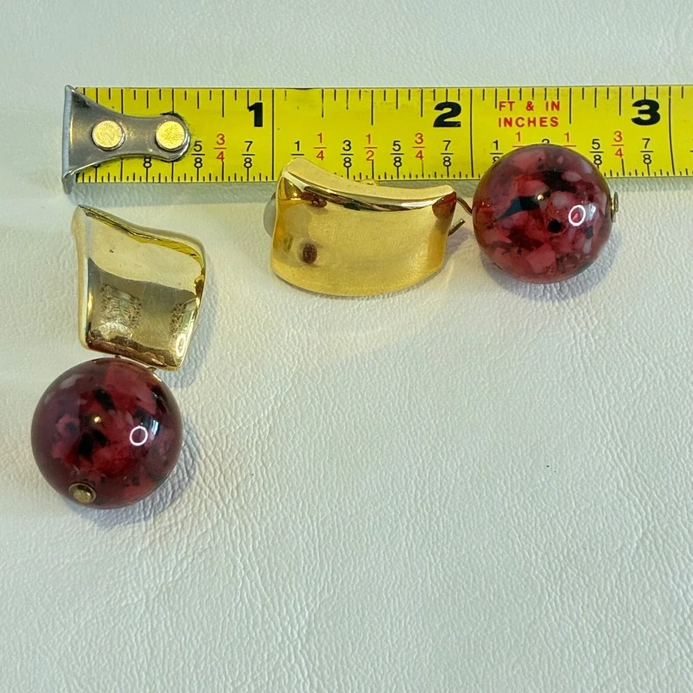 Vintage Gold Tone Clip‎ On Earrings Marble Red Confetti Lucite Bead Geometric
